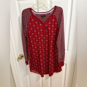 Simply Vera sleep shirt. With geometric pattern, hip pockets